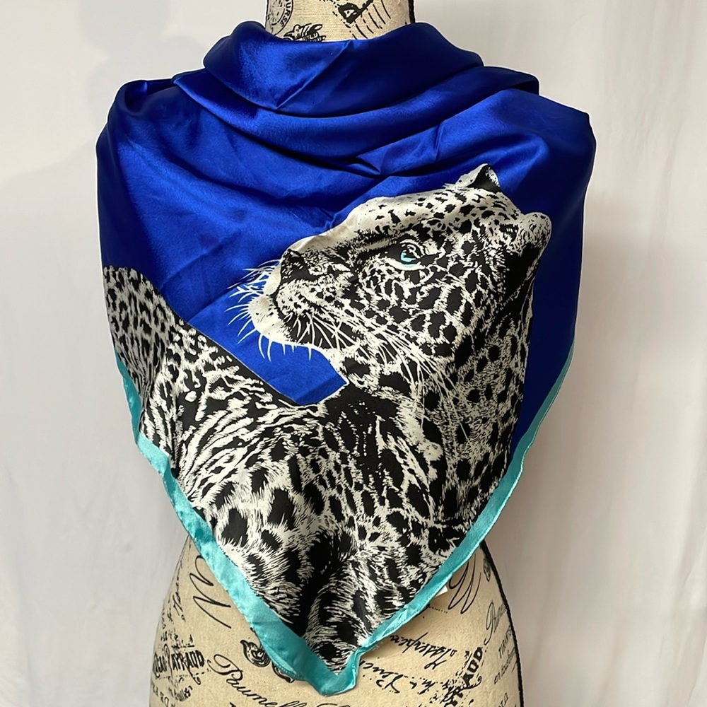 Cheetah scarf 35“ x 38“ dark blue with cheetahs, in all four corners
